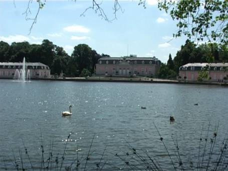 Düsseldorf : Schloss Benrath, Blick über den Schlossweiher und die dreiflügelige Schlossanlage